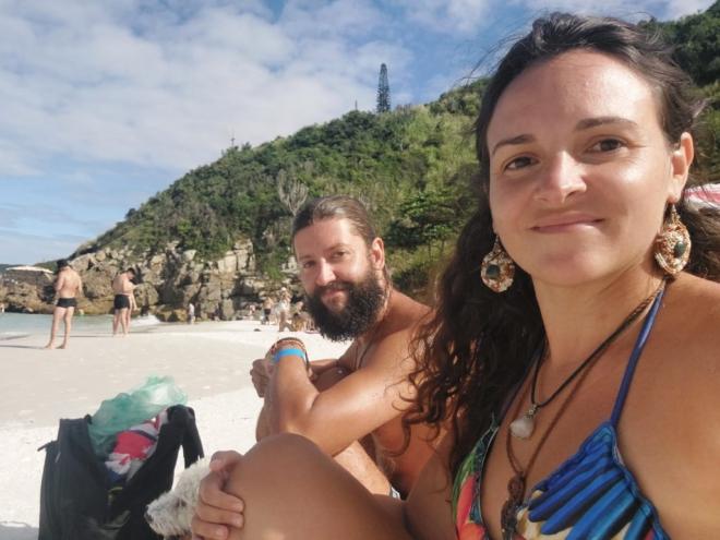 O casal nômade conheceu cerca de 60 praias no Brasil