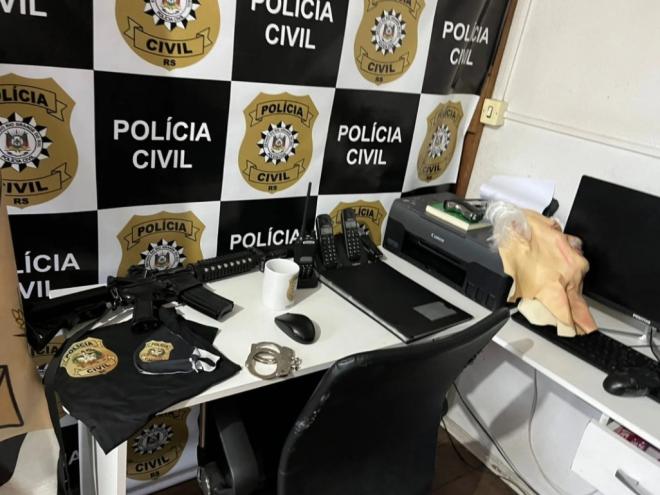 Organização criminosa tinha até delegacia fake para ameaçar as vítimas; 140 pessoas são investigadas 