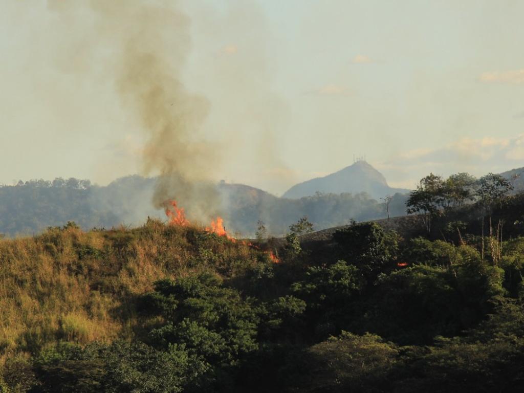 Em menos de meia hora labaredas tomaram conta de todo o topo do morro entre os dois bairros