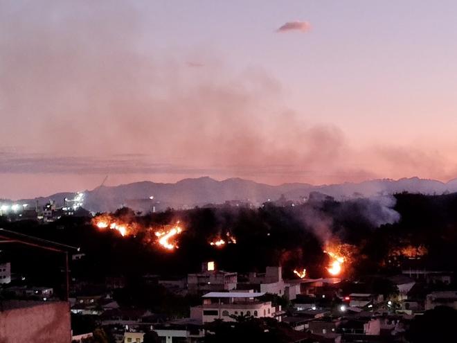 Fogo se aproxima de residências no Veneza II