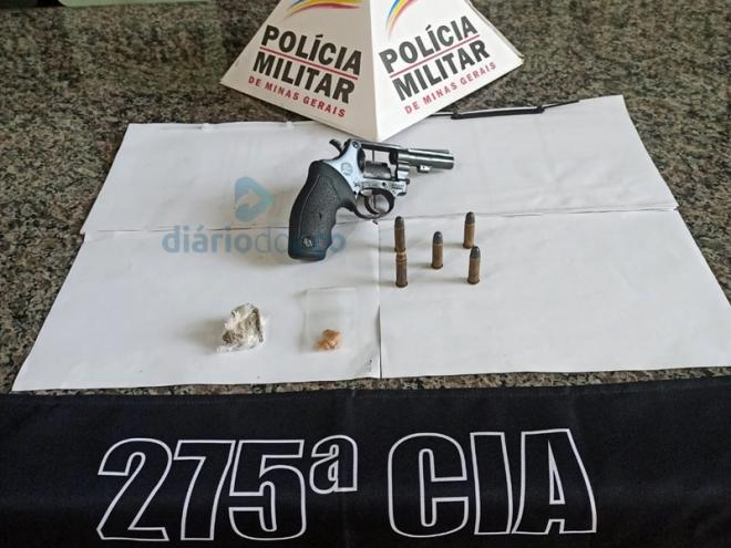 Um revólver calibre 38 com cinco cartuchos foi apreendido na casa do suspeito