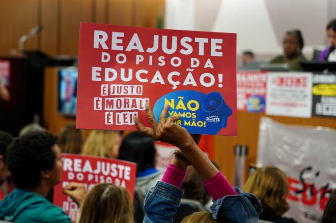 Trabalhadores pedem reajuste do piso salarial 