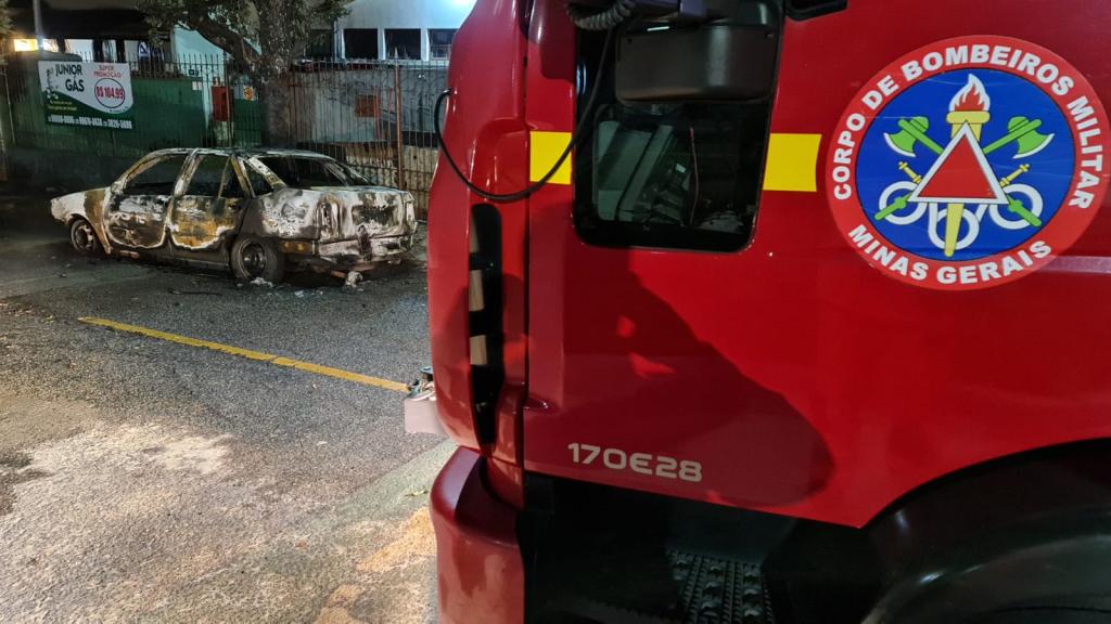Proprietário disse que estacionou o carro na rua Américo Vespúcio e momentos depois deparou-se com o Tempra em chamas
