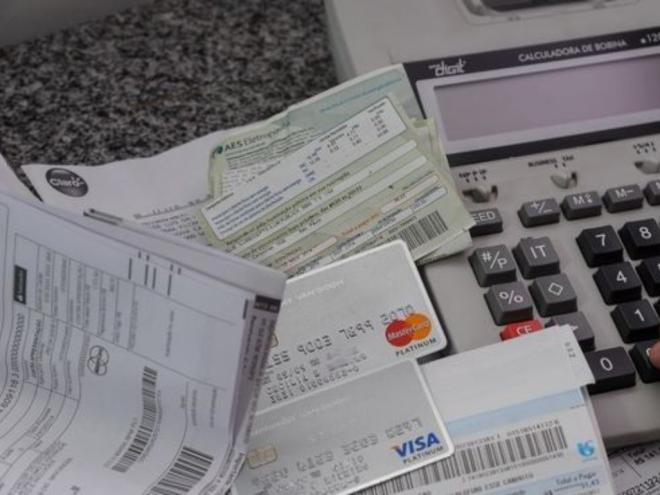 Texto será publicado nesta terça no Diário Oficial. Iniciativa contempla famílias com renda de até dois salários mínimos e que tenham dívidas com teto de R＄ 5 mil