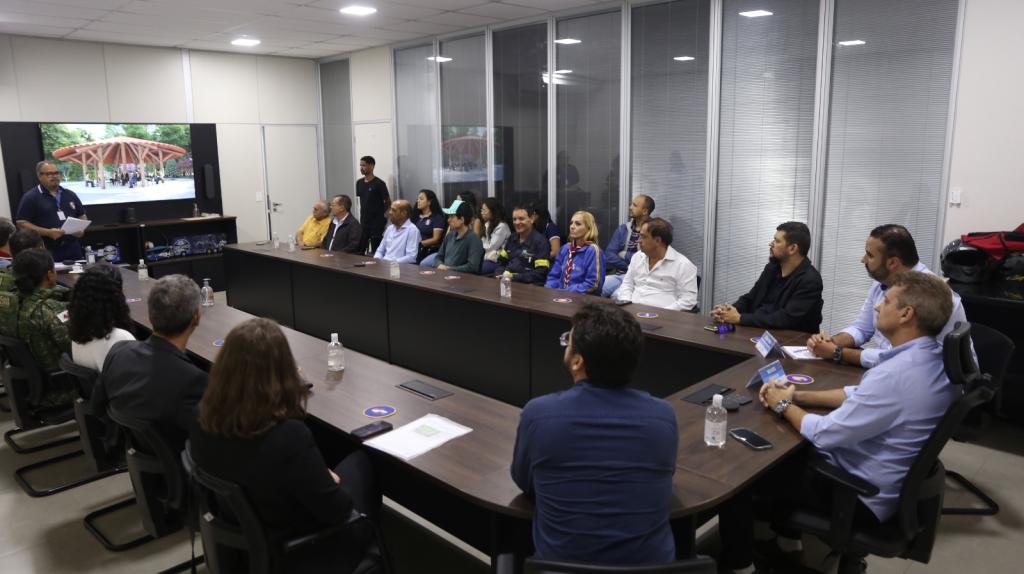 Assinatura do comodato entre presentantes do município e da Arcelor Mittal, proprietária da área de preservação 