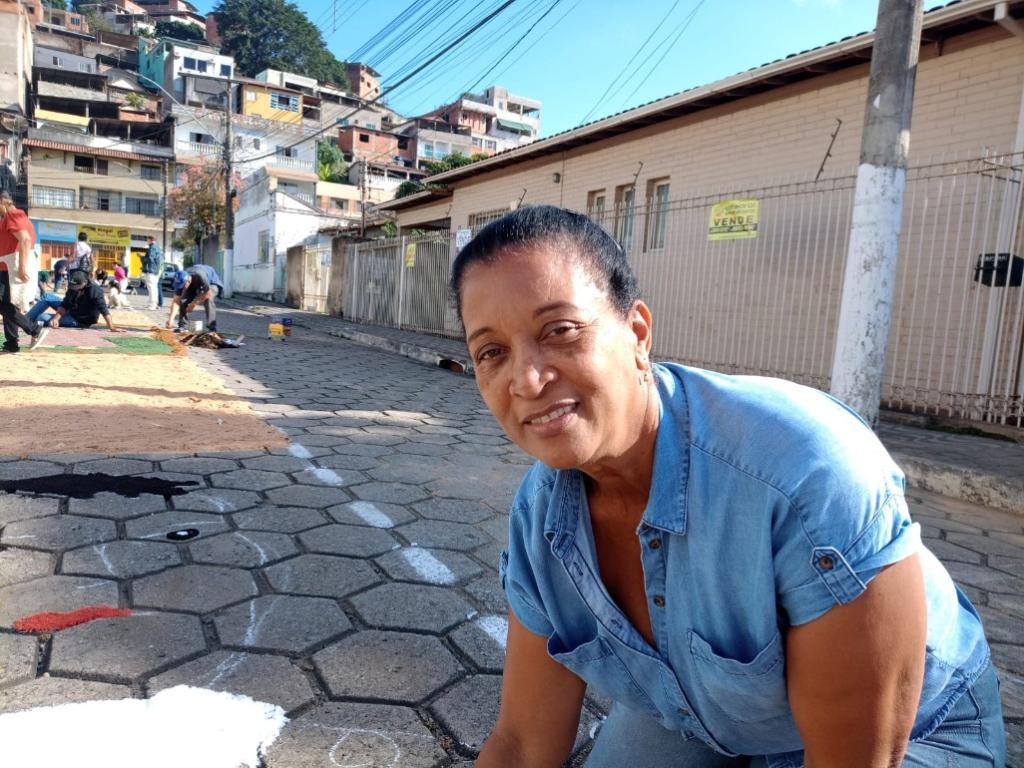 Dolores Aparecida Ferreira, 60, Técnica de Enfermagem, bairro Santa Terezinha II. ''É um dia muito especial e o significado do dia de Corpus Christi é lindo. Desde criança eu participo desta tradição e quanto mais eu entendo da importância desta celebração mais quero colaborar''. 