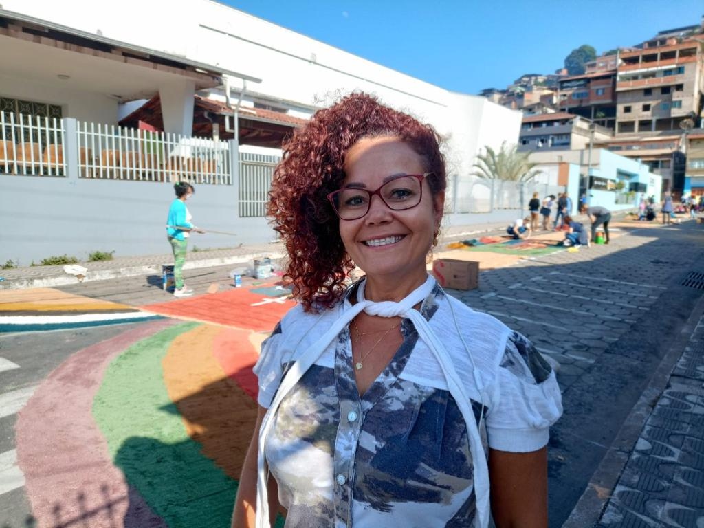 Tereza Soares de Souza Andrade, 50, cuidadora, bairro Mangueiras. ''Me sinto lisonjeada de participar desta celebração. Já canto no coral da igreja, mas na confecção dos tapetes é a primeira vez e a partir de agora quero vir todos os anos, pois é importante relembrar o amor de Cristo''. 