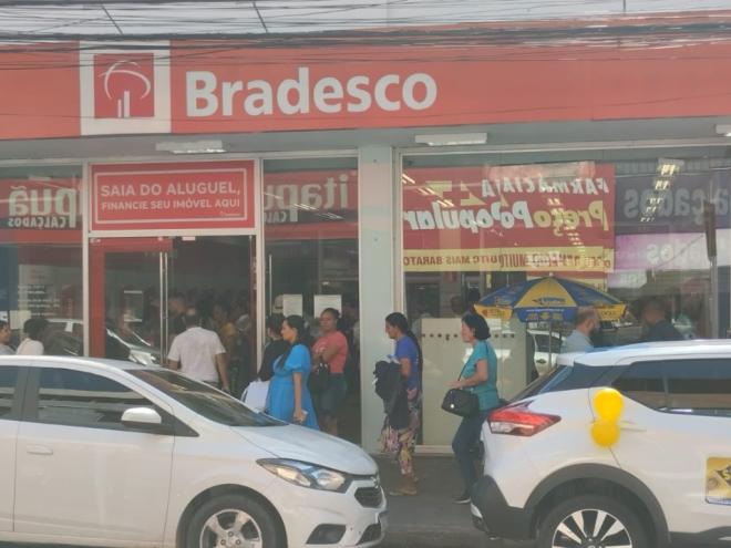 O número de correntistas dentro da agência é tamanho que a fila se estende para o lado de fora 