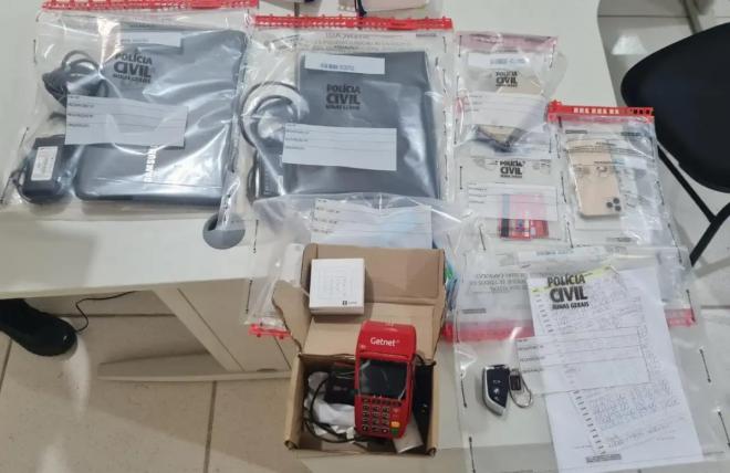 Entre os equipamentos apreendidos estão notebook, celulares e documentos 
