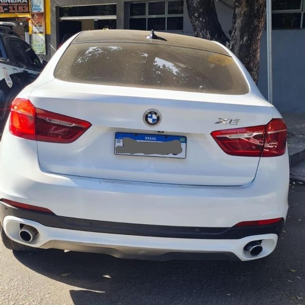 Entre os bens apreendidos está esse BMWX6