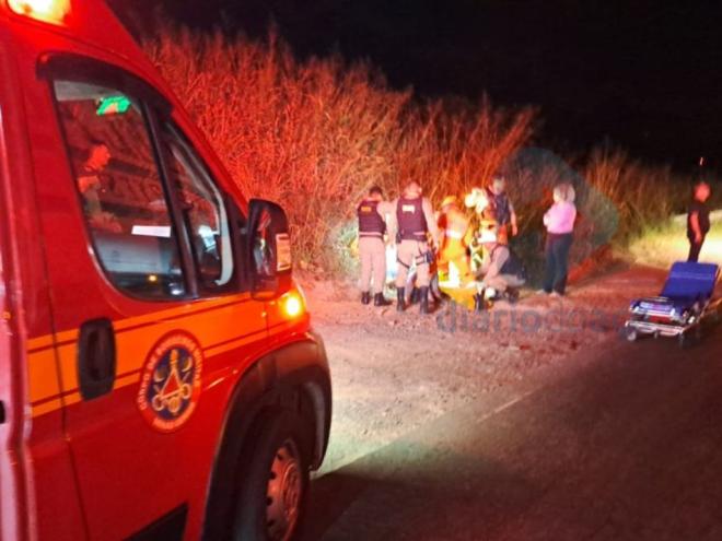 O caminhoneiro permaneceu no local do acidente e relatou que tentou evitar a colisão, desviando-se para o acostamento, mas a manobra não foi suficiente para evitar o sinistro 