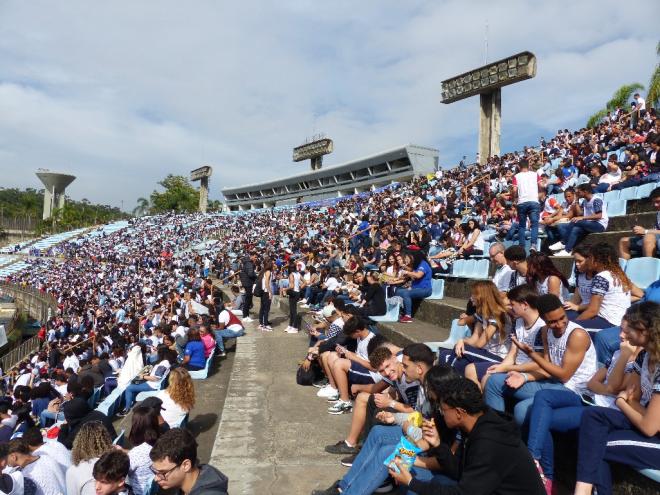 Pela manhã, milhares de estudantes do ensino médio, vindos de cidades da região, lotaram o Ipatingão 