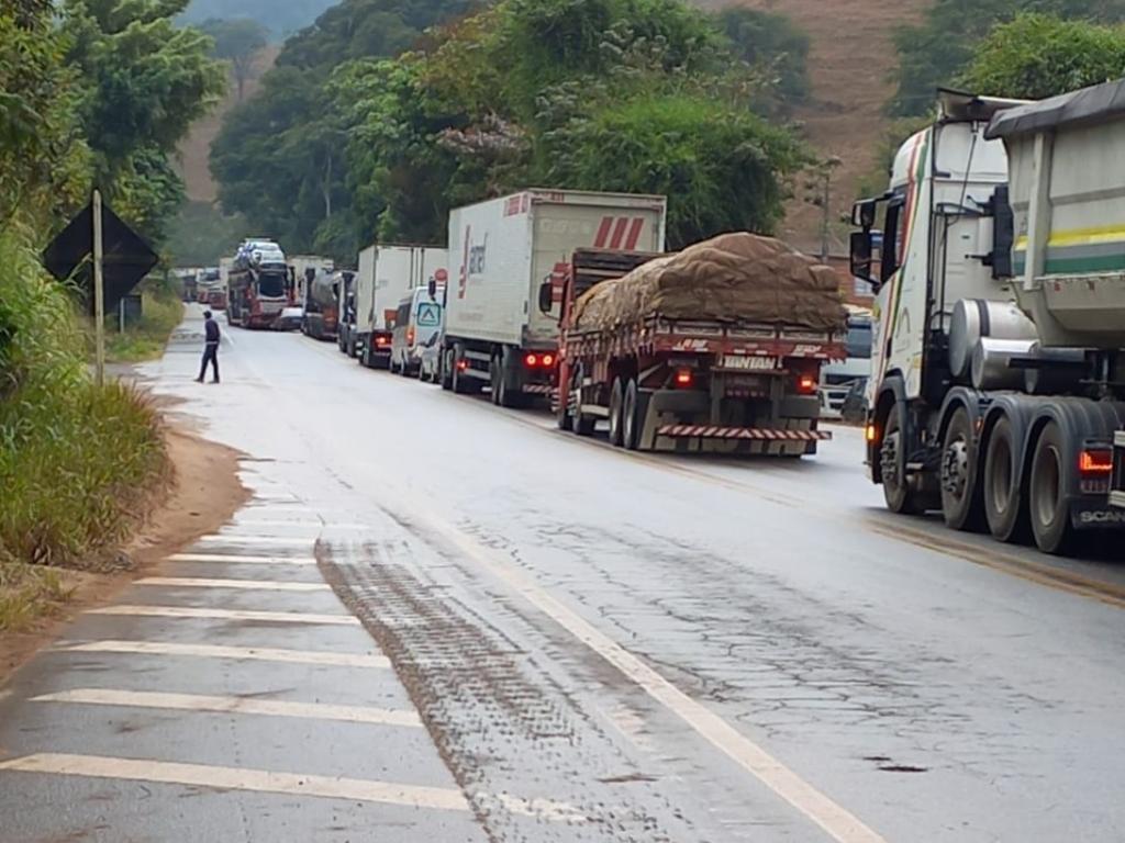 Quem trafegava pela BR-381 norte nesta manhã de domingo ficou na fila, por causa do acidente com tombamento de caminhão em Nova Era 
