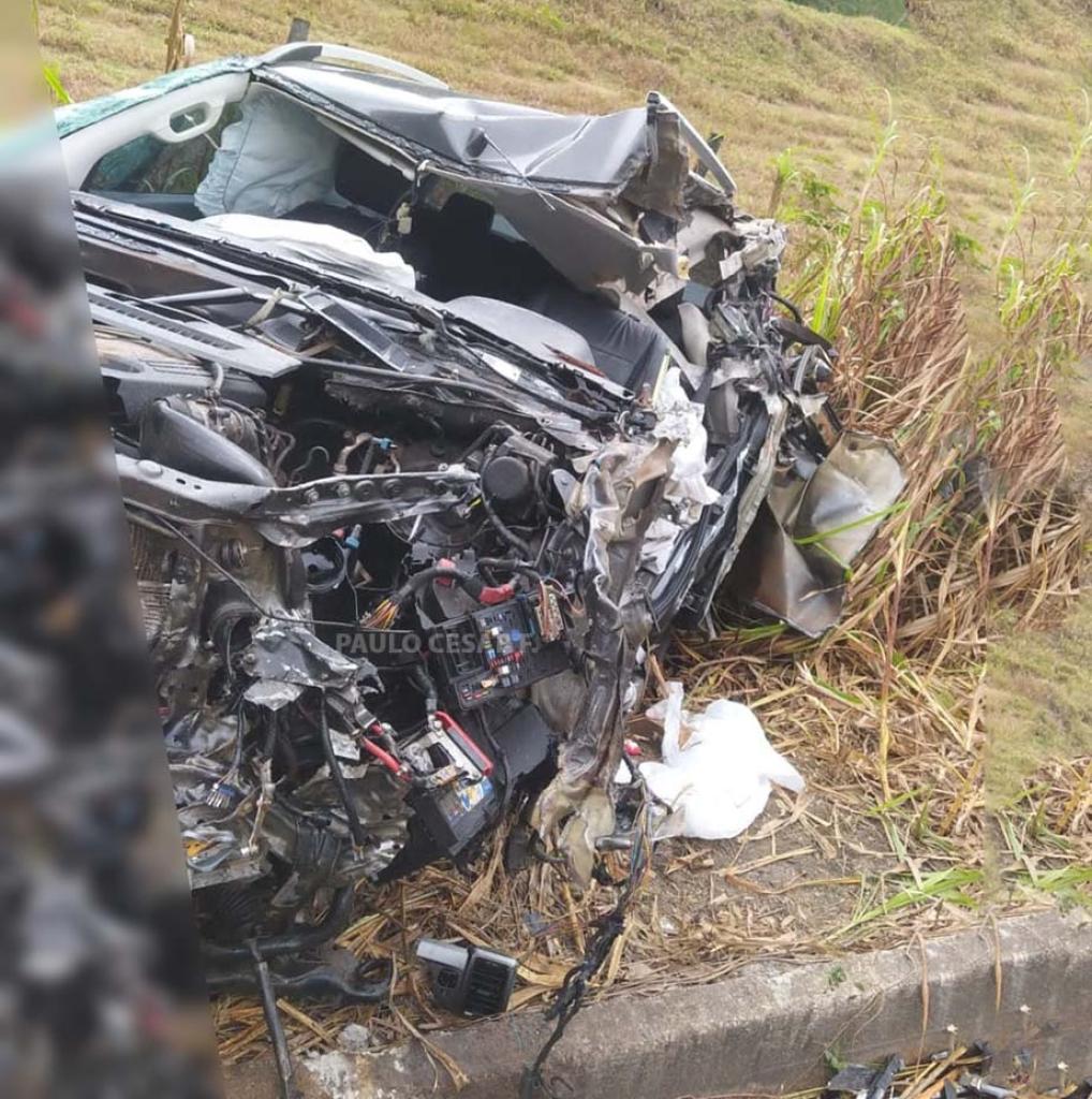 Ford Ranger ficou totalmente destruída no impacto com o caminhão 
