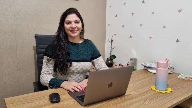 A consultora do sono Rafaella Klem explica que os aparelhos agitam e super estimulam as crianças