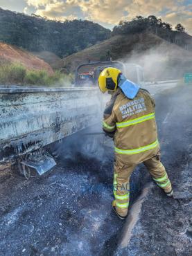 Caminhão e toda a carga foram destruídos 