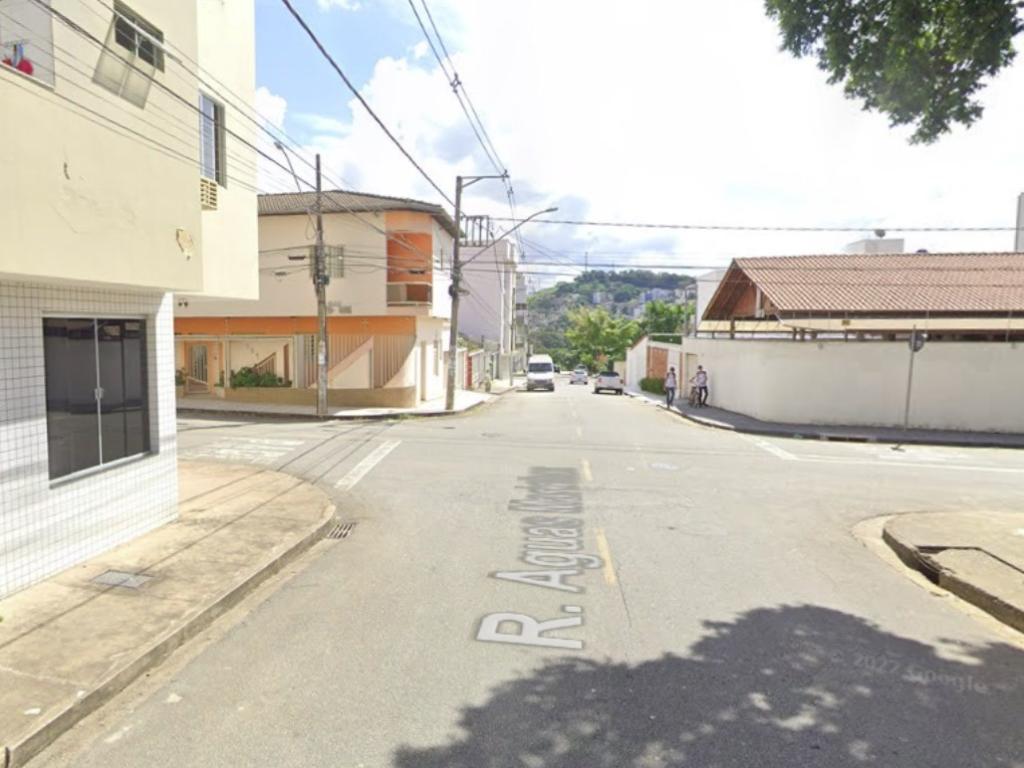 O carro foi roubado nesta rua, no bairro Iguaçu, no início da noite de quinta-feira
