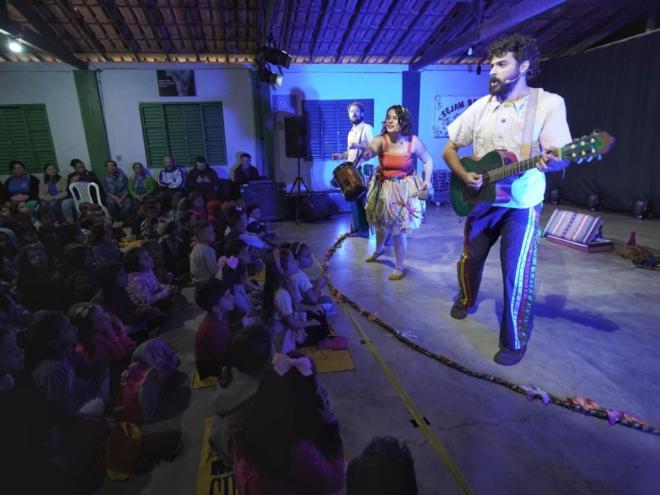 A programação inclui recreação com as crianças, apresentação teatral, música e cinema