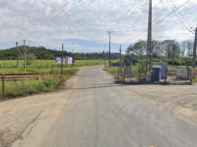 Entre os dias 3 e 13 de julho, a passagem em nível próxima ao Aeroporto Regional estará fechada para obras 