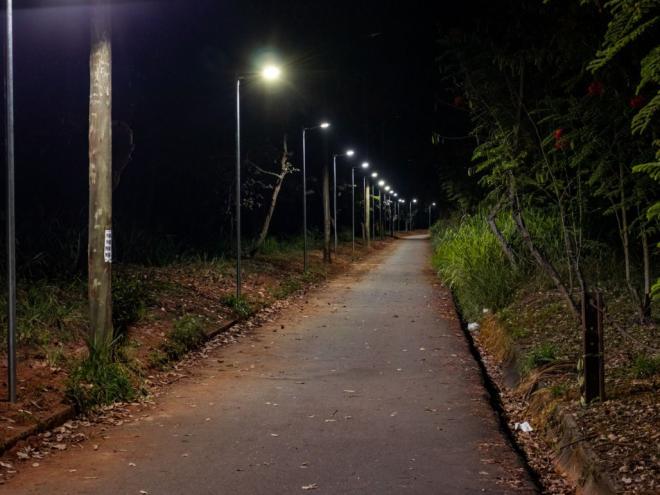 Os locais iluminados agora são servidos por 135 postes com luminárias de LED