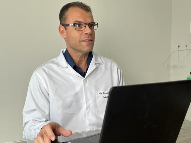 ''Eu até costumo brincar com os meus pacientes, no consultório, que o principal alimento que o diabético não pode ingerir chama-se açúcar, doce'', recordou o médico 