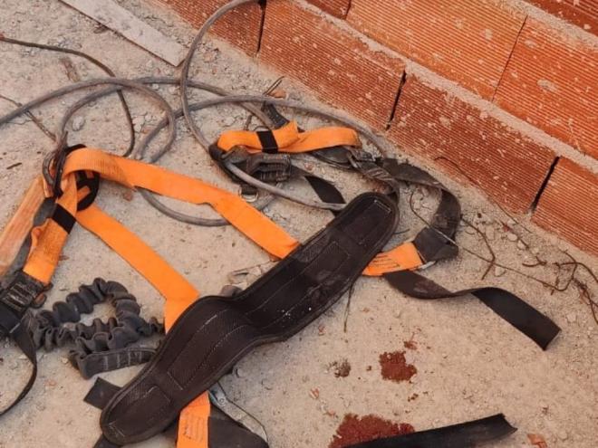 Equipamento de proteção individual que caiu do alto, junto aos operários vítimas do acidente de trabalho 