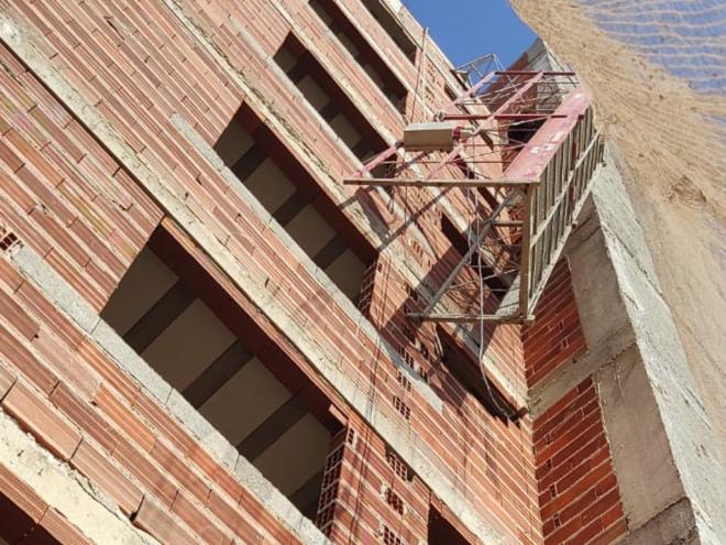 Lateral do equipamento soltou-se e a plataforma tombou; Trabalhadores caíram de uma altura de 15 metros 