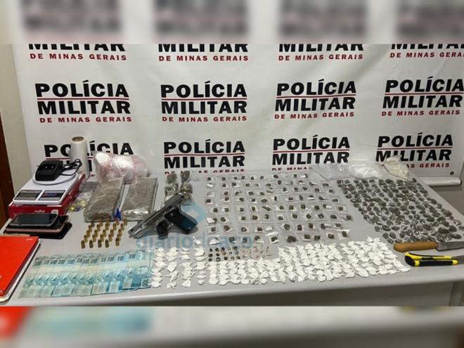 Todo o material apreendido com os suspeitos abordados na noite de terça-feira, no bairro Bethânia