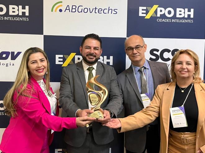 O prefeito Bruno Morato (Avante) foi à capital mineira receber o troféu Cidades Inteligentes 