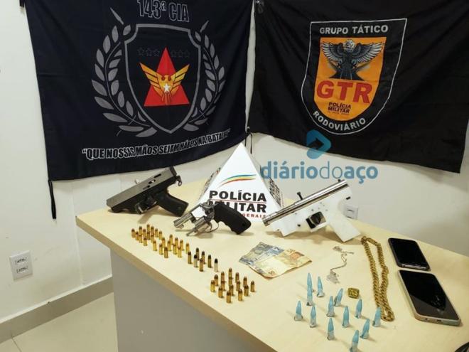 Armas, munição e os pinos contendo cocaína apreendidos durante a abordagem da PM
