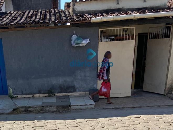 A mulher foi fotografada por populares logo depois de ganhar liberdade