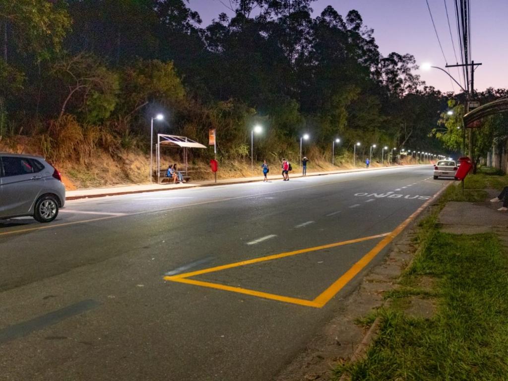 Calçada compartilhada no Cariru também ganha postes com luminárias de