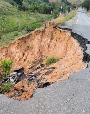 Com a erosão, o asfaltado está cedendo cada vez mais no trecho da BR-458