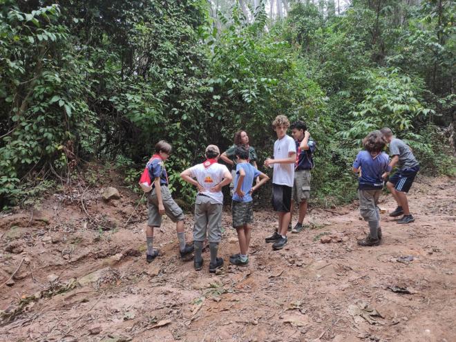 Os escoteiros tem atividades em meio à natureza, como a prática de acampamentos 