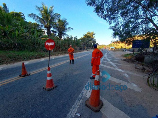 Sistema pare e siga será mantido até o fim da obra para substituir asfalto danificado sobre a ponte metálica da BR-458 