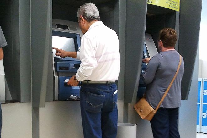 Em algumas agências bancárias, o número de caixas eletrônicos tem sido reduzido 