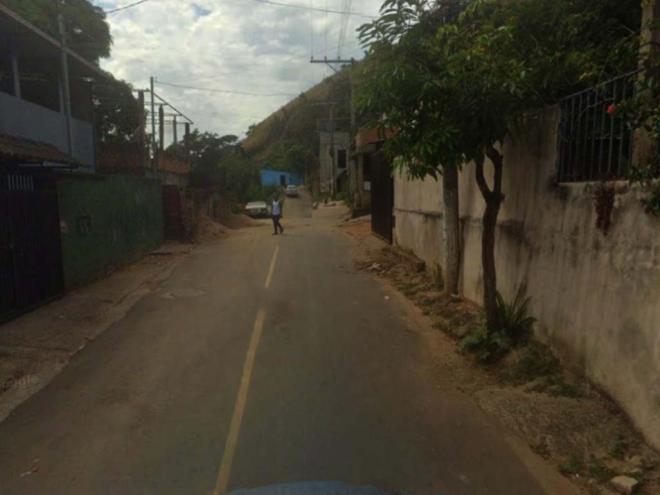 Rua onde teria ocorrido o atentado durante a madrugada desta segunda-feira (10)
