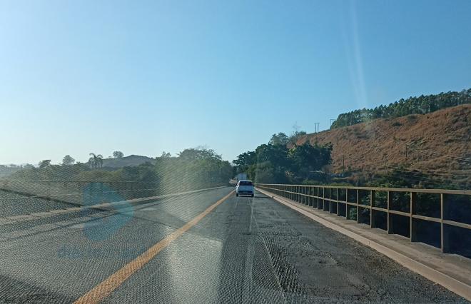 Após a fresagem (remoção de uma camada de asfalto), tabuleiro da ponte sobre o rio doce aguarda nova pavimentação