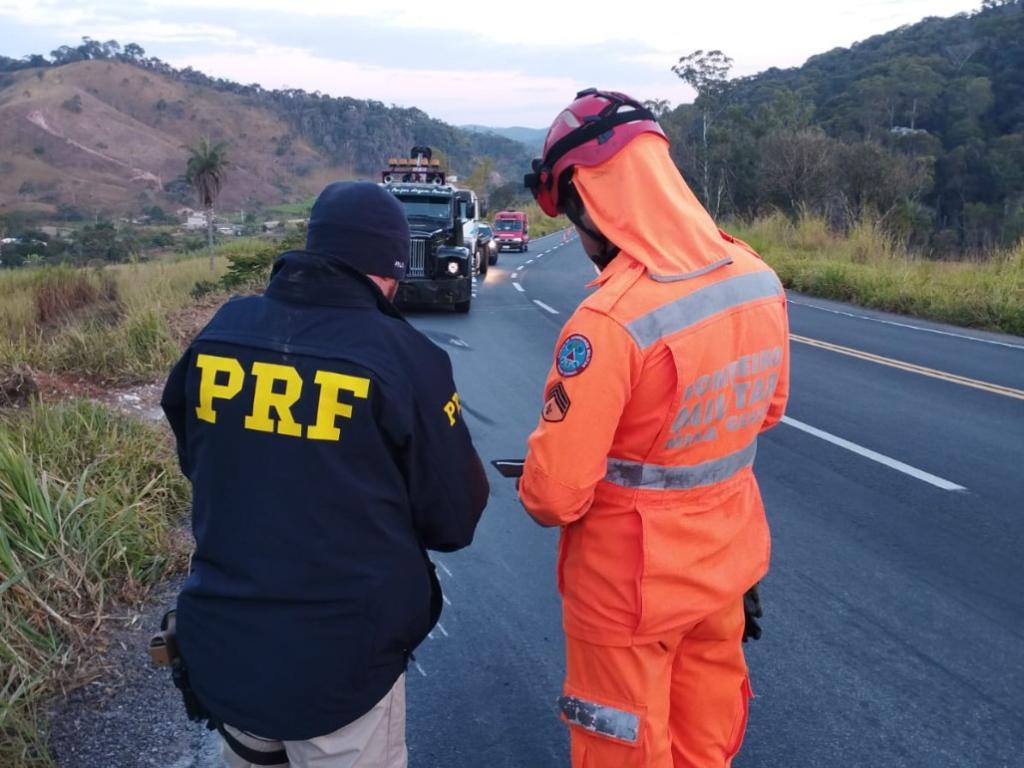 Equipes do Corpo de Bombeiros Militar e da Polícia Rodoviária Federal atuaram no local do acidente