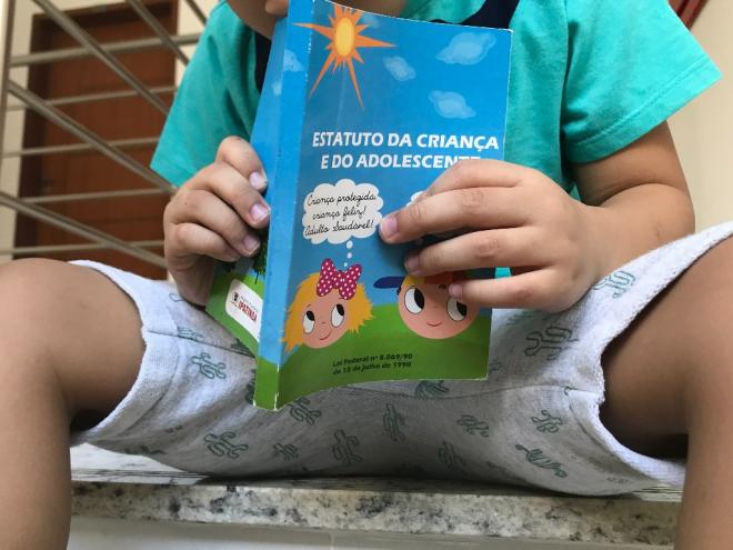 O Estatuto da Criança e do Adolescente (ECA) foi estabelecido pela Lei Federal nº 8.069, de 13 de julho de 1990