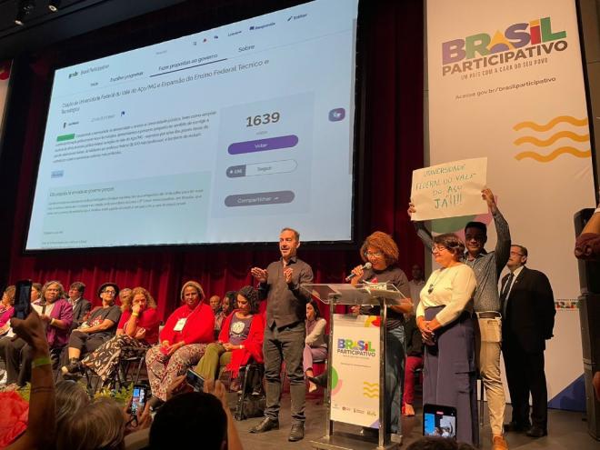 A proposta foi entregue aos ministros e defendida pela professora Reny Batista, coordenadora do pré-vestibular comunitário Educafro