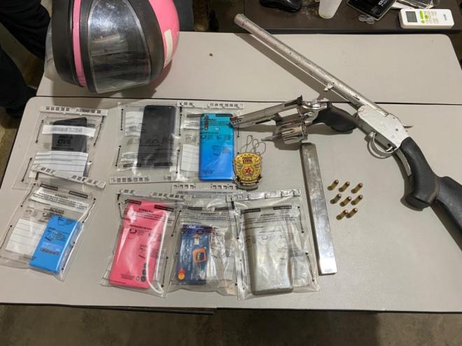 Entre os objetos recolhidos estão armas, munições, carregador de munição de metralhadora, capacete usado em tentativa de homicidio, dentre outros