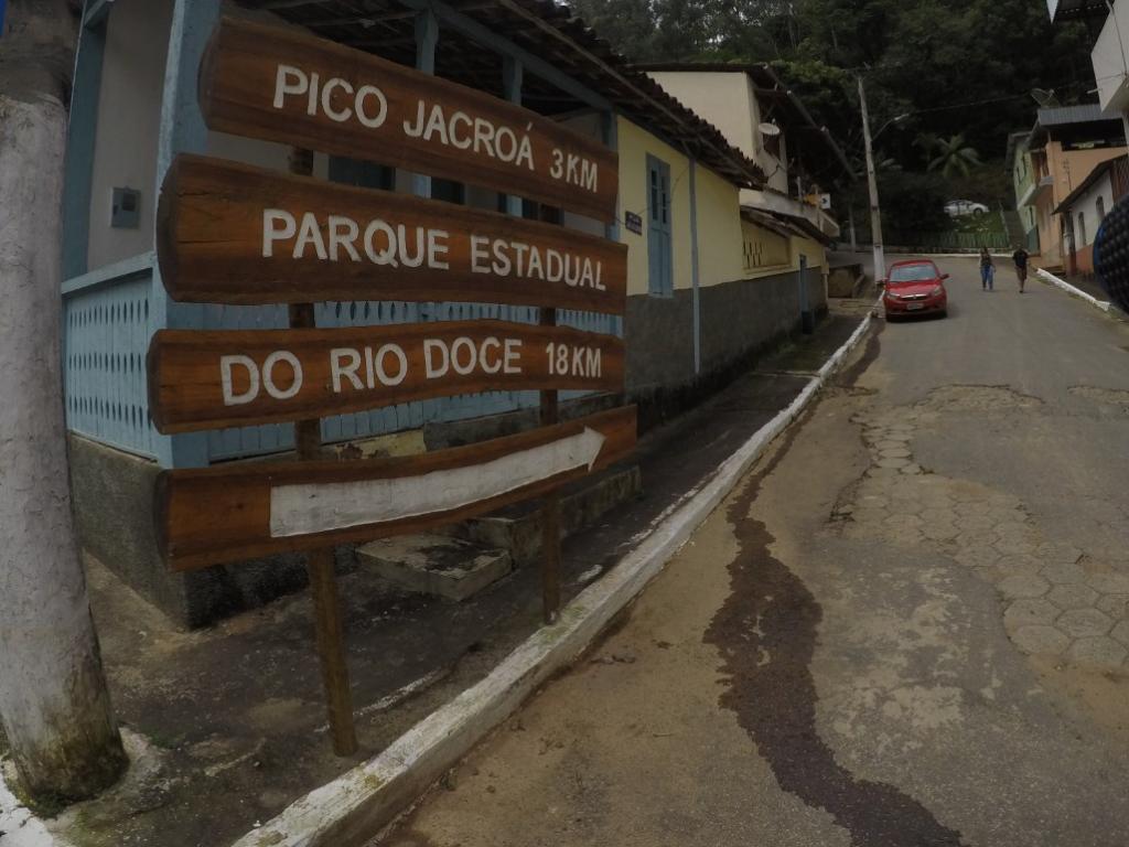 Acesso ao Parque Estadual do Rio Doce, passando por Marliéria, dá oportunidade para conhecer o Pico do Jacroá, onde há um mirante 