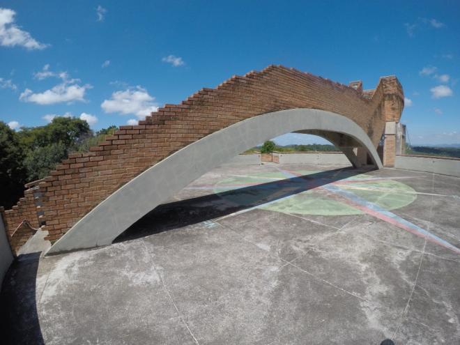 Mirante localizado no Centro de Visitantes do Parque Estadual do Rio Doce remete à magem do lagardo Teiú, comum nessa parte da unidade 