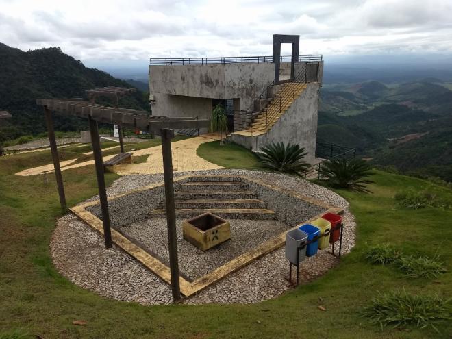 No caminho via Marliéria, o mirante do Pico Jacroá oferece vista panorâmica da unidade de conservação
