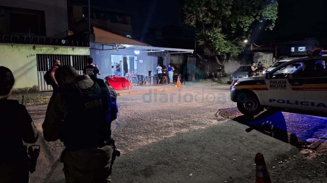 O crime foi praticado na porta de um bar, na rua Serra do Mar, bairro Jardim Panorama