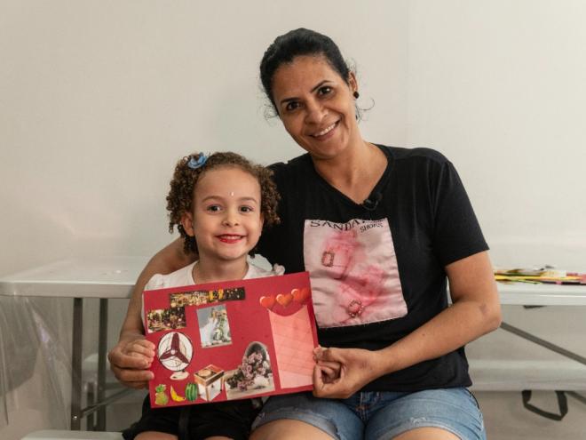 Rosana e a filha Sara: diversão com direito a oficina de colagem