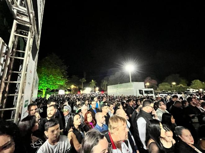 Público compareceu para a solenidade de abertura da feira 