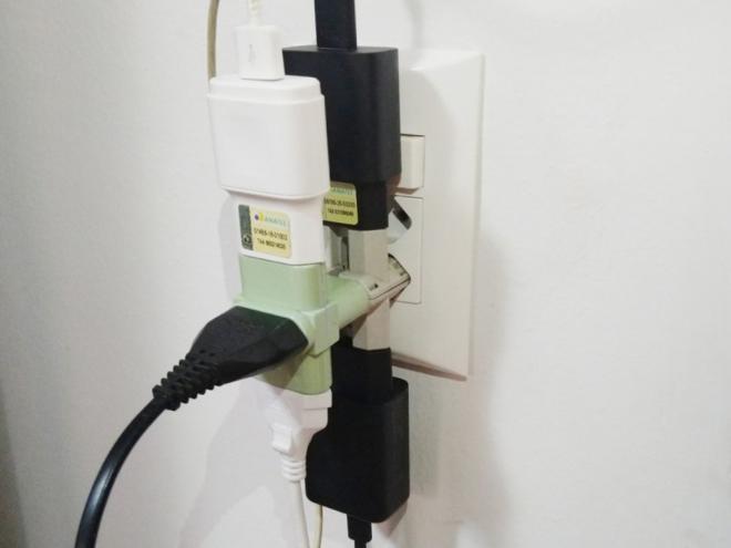 O uso de benjamins e extensões, para a conexão simultânea de vários aparelhos é uma prática perigosa que pode provocar sobrecarga de energia 