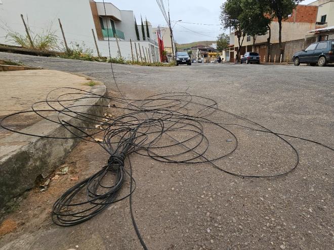 Cabos de fibra óptica ficaram espalhados pela rua Cristalina, no bairro Parque das Águas, por mais de uma semana  